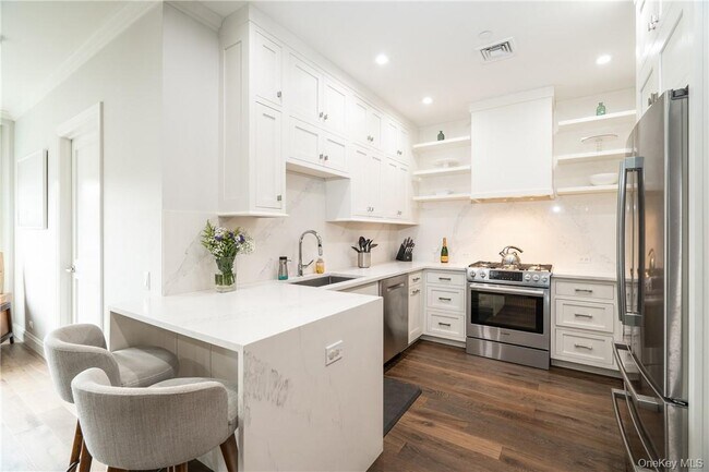 Building Photo - 100 Main St