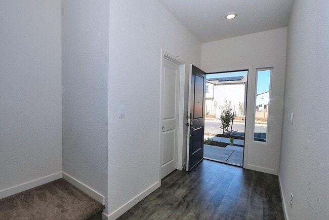 Building Photo - Beautiful Lincoln Home Available in May!