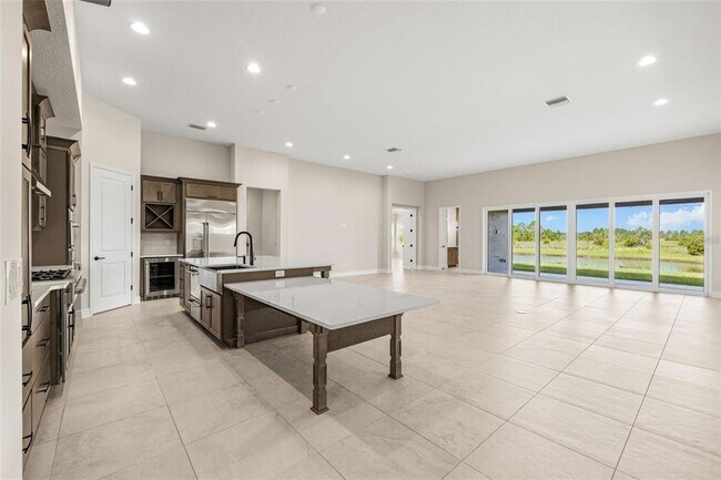 Building Photo - 1953 Arching Br