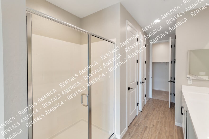 Building Photo - 36033 W San Clemente Ave