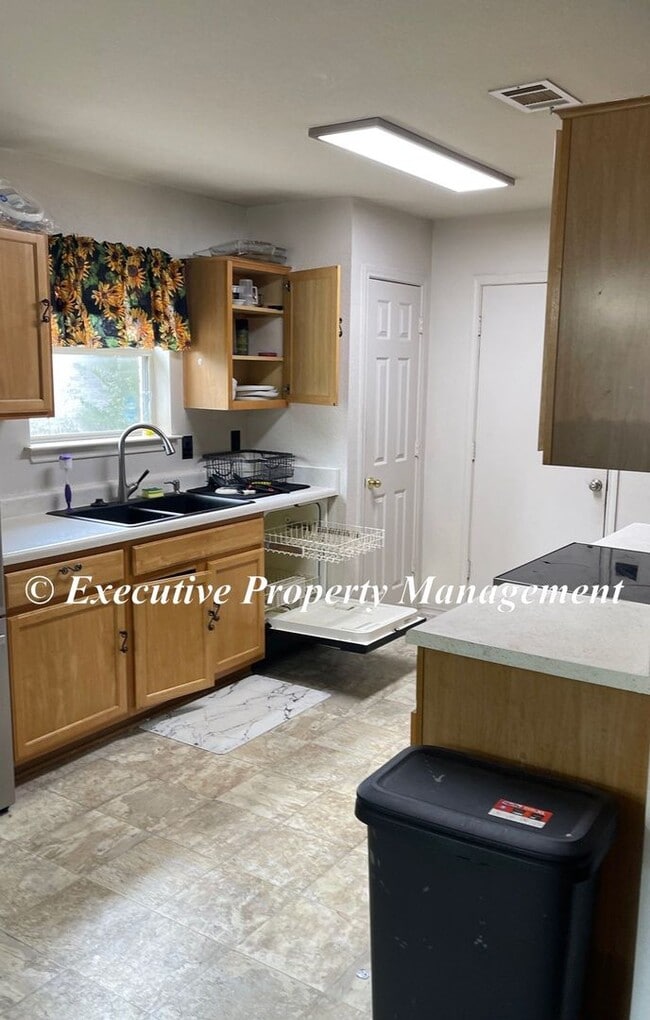 Building Photo - 208 Mesquite Cir