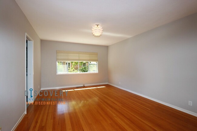 Building Photo - Piedmont Mid-Century 5 Bedroom 4.5 Bathroo...