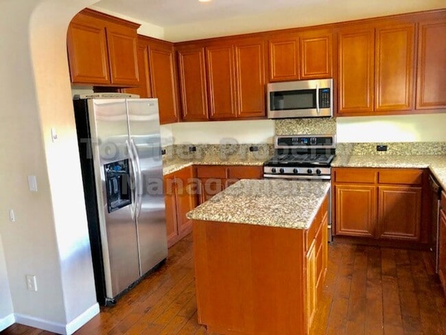 Building Photo - Beautiful 2 Bd/2.5 Ba/1,730 sqft Townhouse...