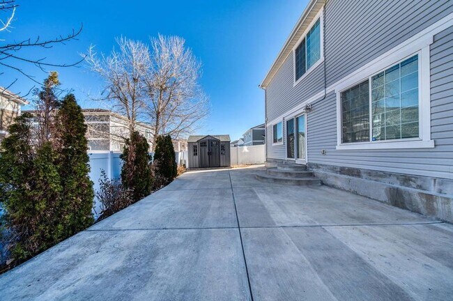 Building Photo - Beautiful 3 Bed 3 Bath Corner Lot Home!