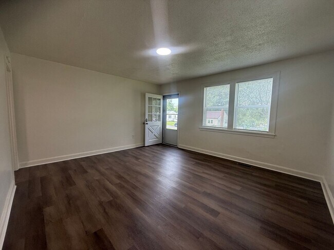 Building Photo - 24-26 Carson Ln Bristol TN 37620