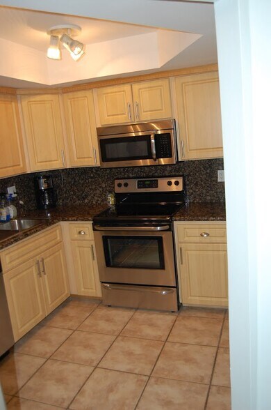 Building Photo - 4013 N Ocean Dr