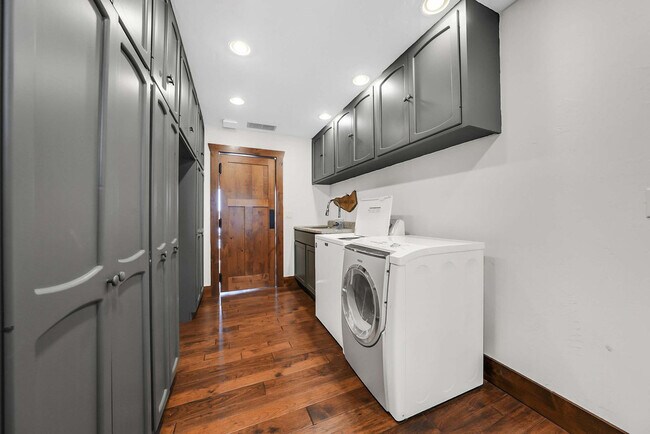 Building Photo - 201 Shady Ozark Ln