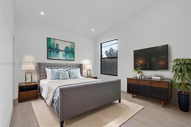 Building Photo - 3905 SW 5th St