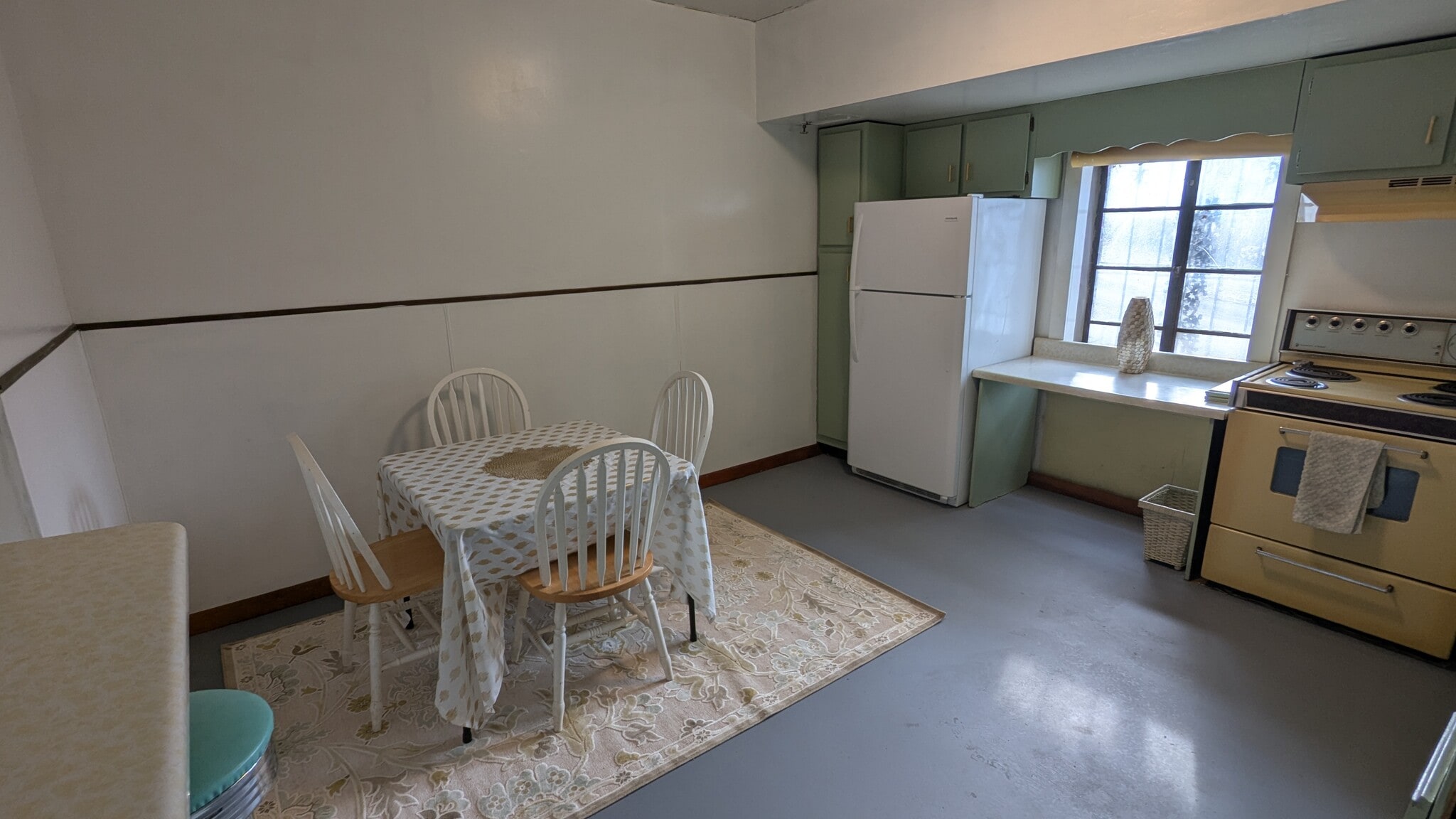 Building Photo - 1933 Saxton Ave