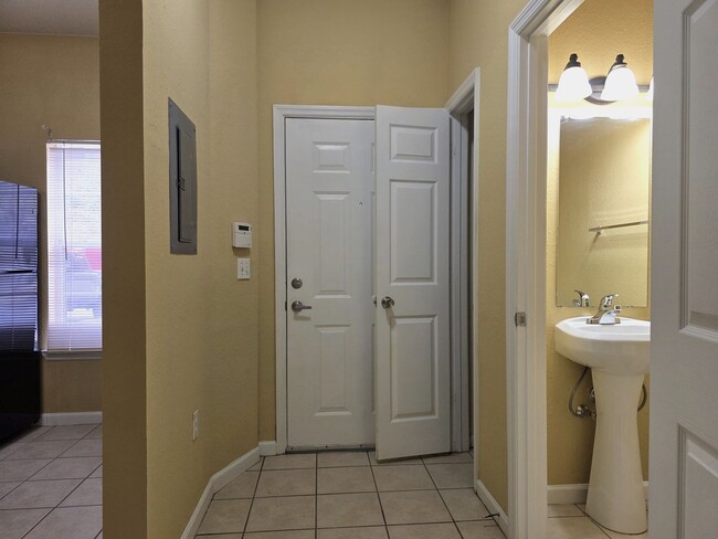 Building Photo - FOR RENT, 2 bedroom 2.5 bathroom townhouse