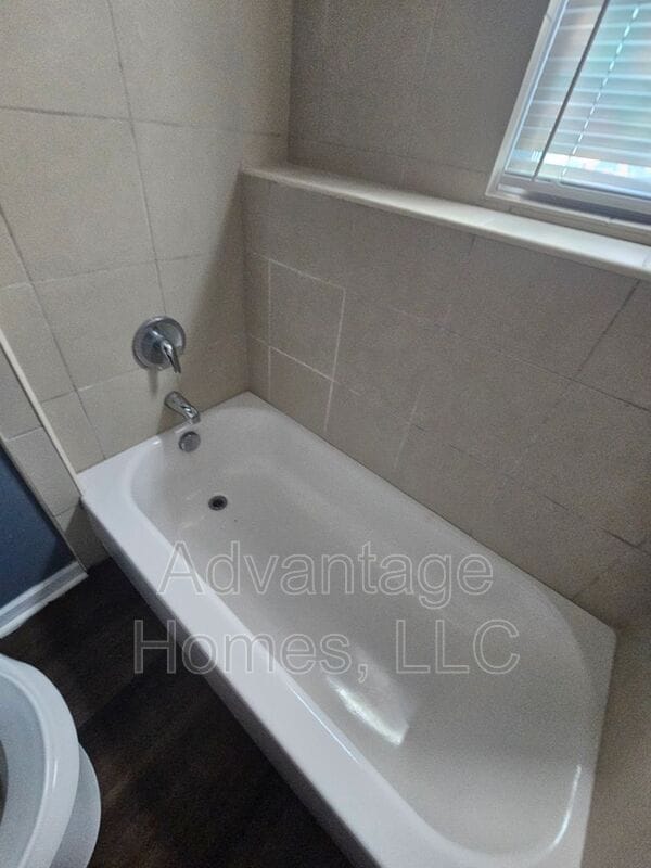 Building Photo - 704 N 70th St
