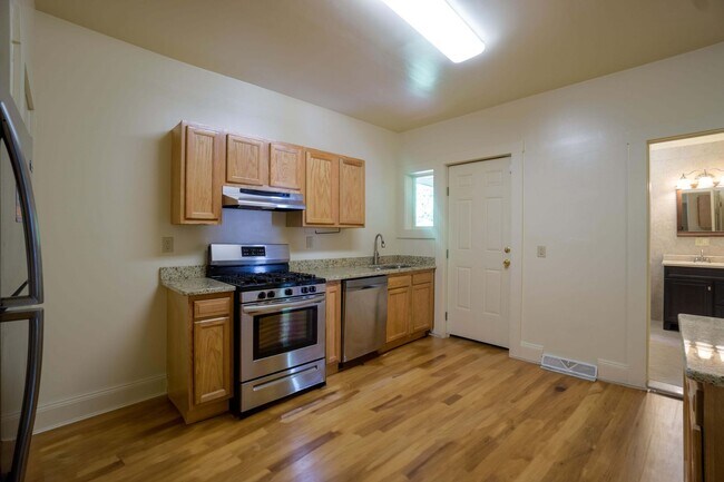 Building Photo - Newly Renovated First Floor Flat - Close T...