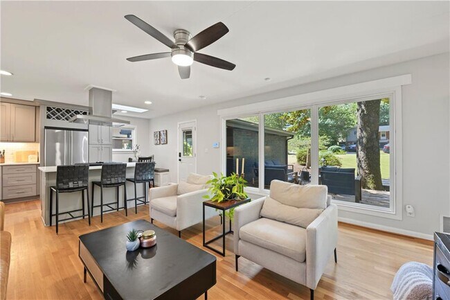 Building Photo - 3831 Greenhill Dr