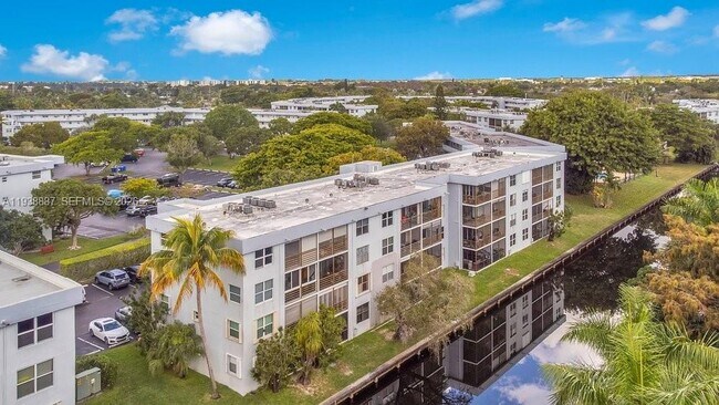 Building Photo - 105 Royal Pk Dr