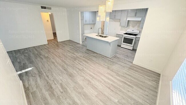 Building Photo - 3 Bedroom 2 bathroom house located near the Kern Medical Hospital, East Bakersfield High, and a s...