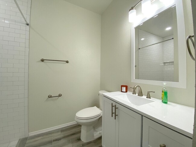Building Photo - 8702 De Alva Dr