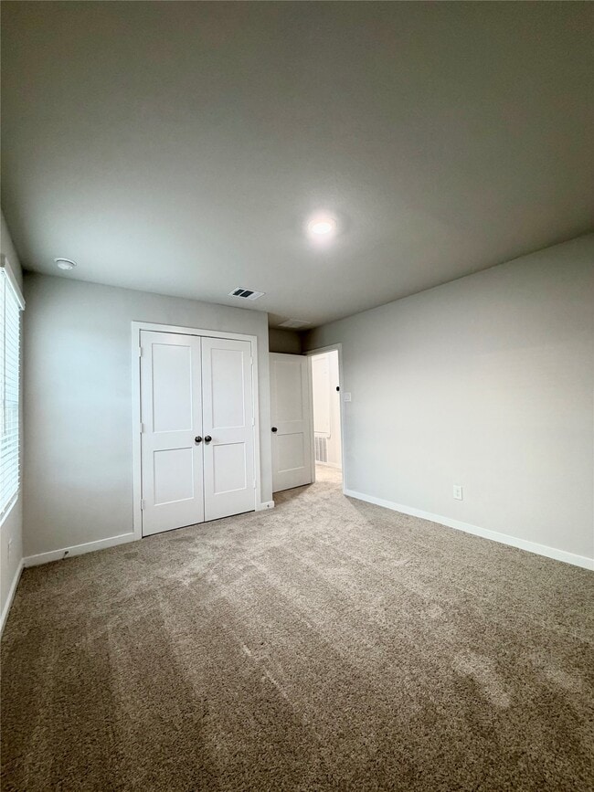 Building Photo - 533 Shoreview Dr