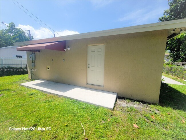 Building Photo - 3118 SW 7th St