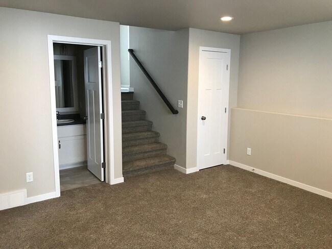 Building Photo - 3 Bed 3 Bath Twin Home