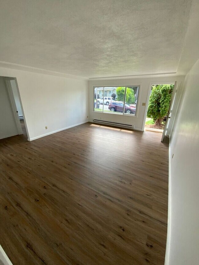 Building Photo - Tacoma home 3bdr 1.5 bath 1 car garage att...