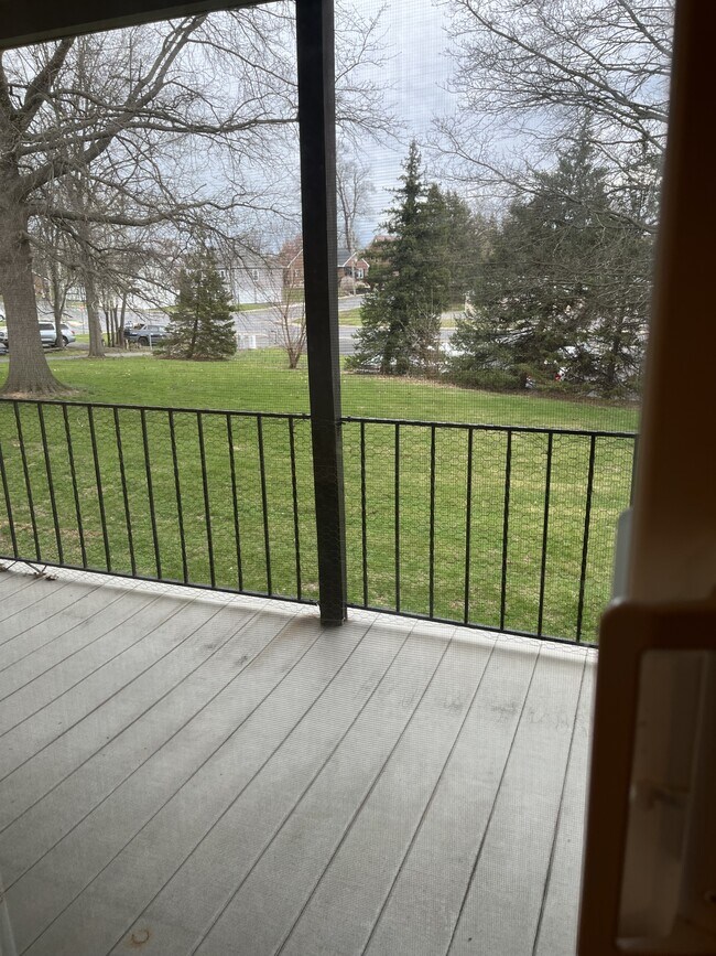 Building Photo - 611 Lincoln Way W