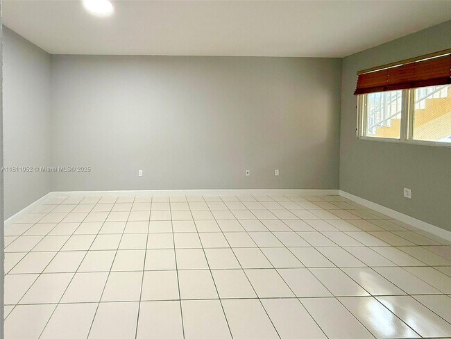 Building Photo - 1677 SE 27th Ct