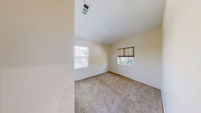 Building Photo - Spacious 4 bedroom 3 bath
