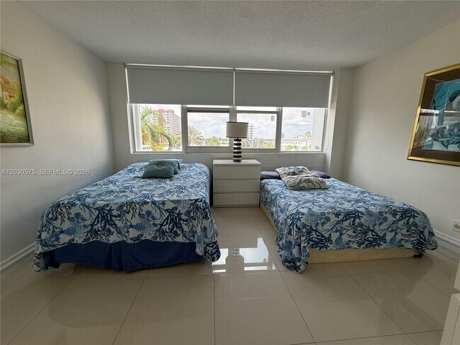 Building Photo - 3140 S Ocean Dr