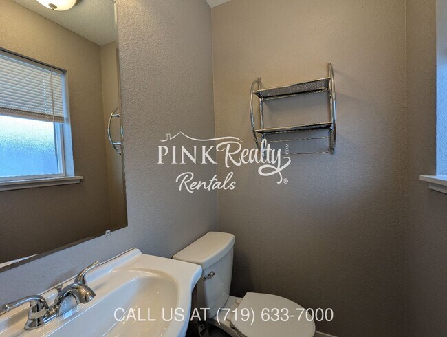 Building Photo - 2545 Lelaray St