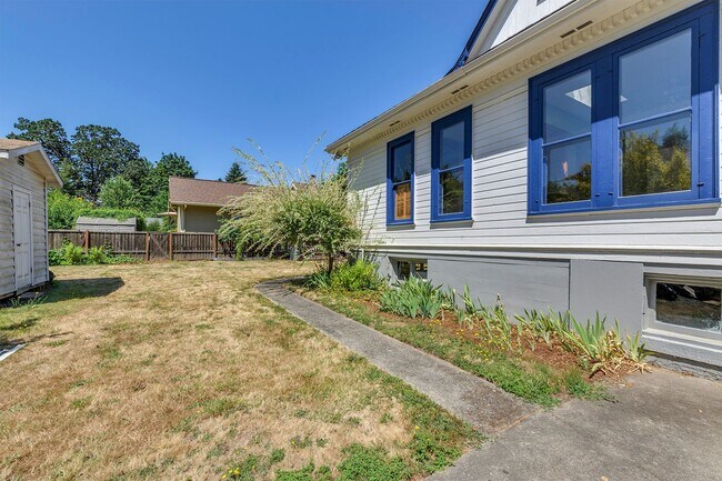 Building Photo - 2338 18th Ave