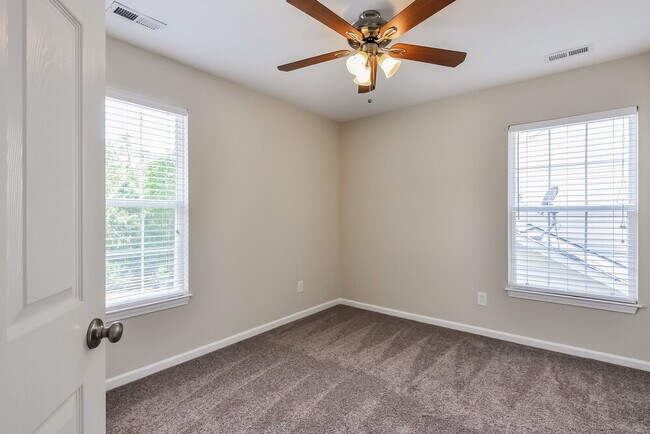 Building Photo - 802 Shefford Town Dr