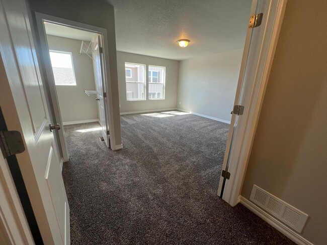 Building Photo - Immaculate Townhome Close to Woodmen and P...