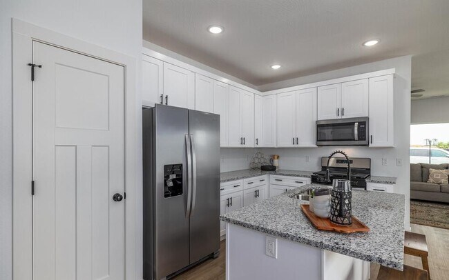 Building Photo - 928 N Blake Ave