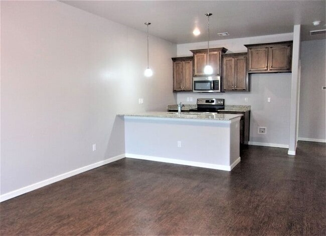 Building Photo - 2 bed 1 Bath 1 Car Garage Townhome in Del City