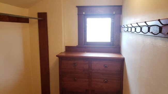 Building Photo - Beautiful craftsman style farmhouse outside Island City with inspiring views of the Grande Ronde ...