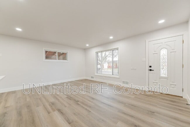 Building Photo - 1350 Troy St
