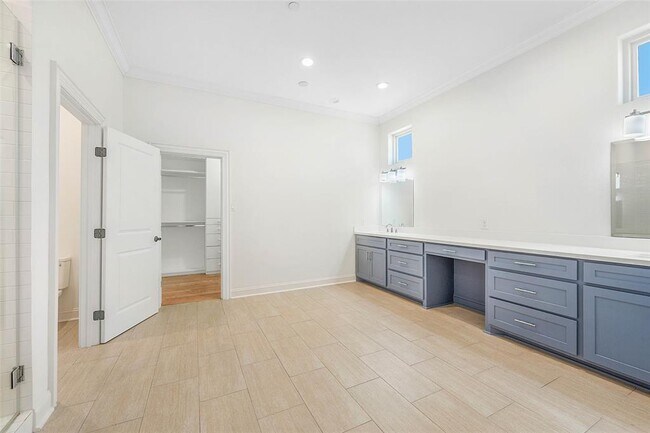 Building Photo - 201 Mayerling Dr