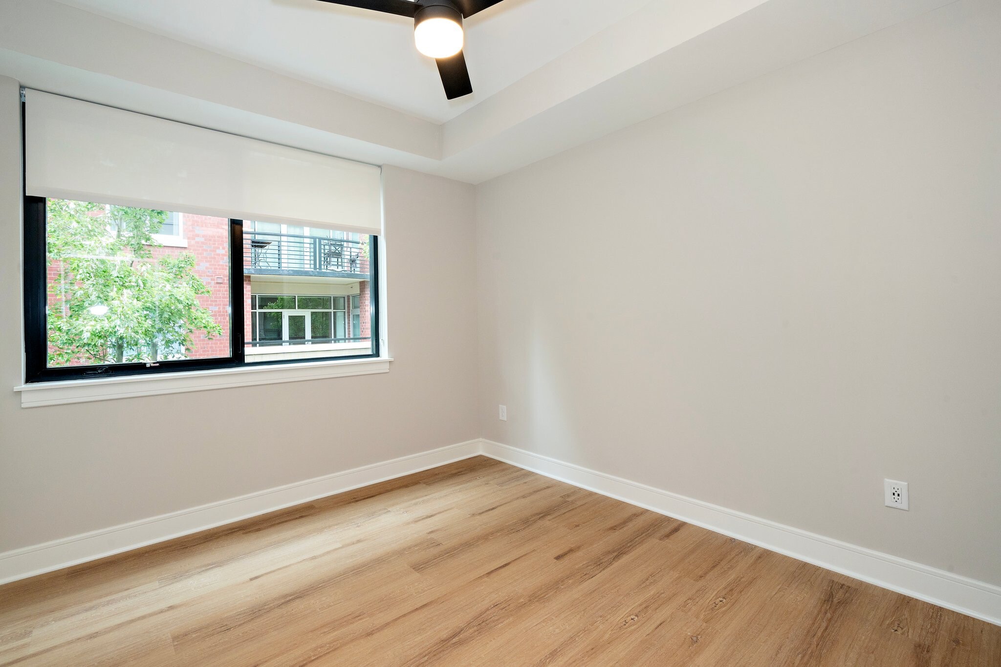 Building Photo - Room in Condo on W Peace St