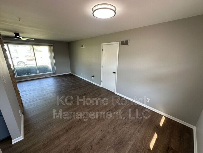 Building Photo - 4901 N Flora Ave