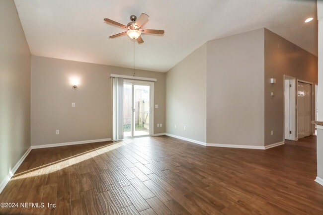 Building Photo - 9845 Paddlewheel Dr W