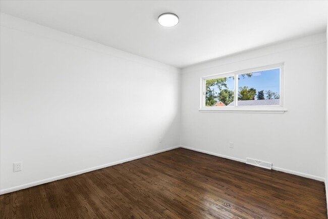 Building Photo - 153 Ross St