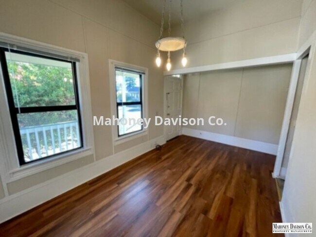 Building Photo - Westside duplex 1 bdrm + den/1 bath, insid...