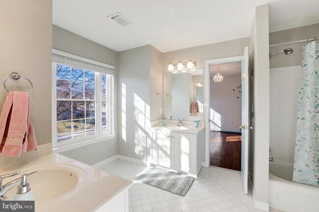 Building Photo - 43258 Meadowood Ct