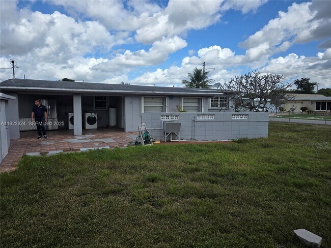 Building Photo - 1560 W 53rd Terrace