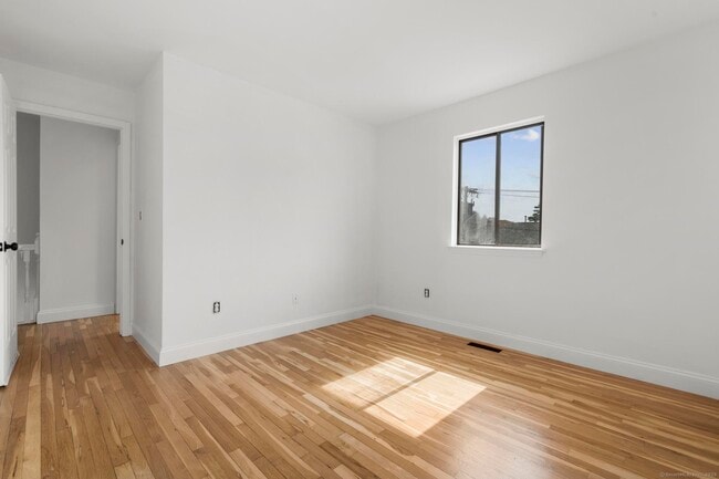Building Photo - 4 Van Buskirk Ave
