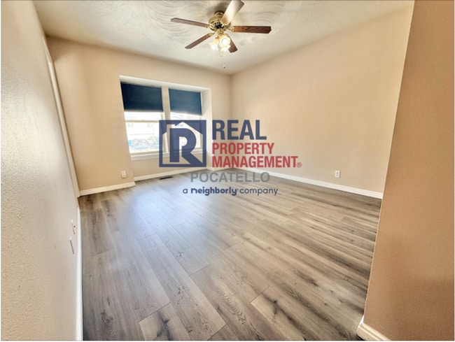 Building Photo - 4 bed 3 bath home - 2 car garage - pet friendly