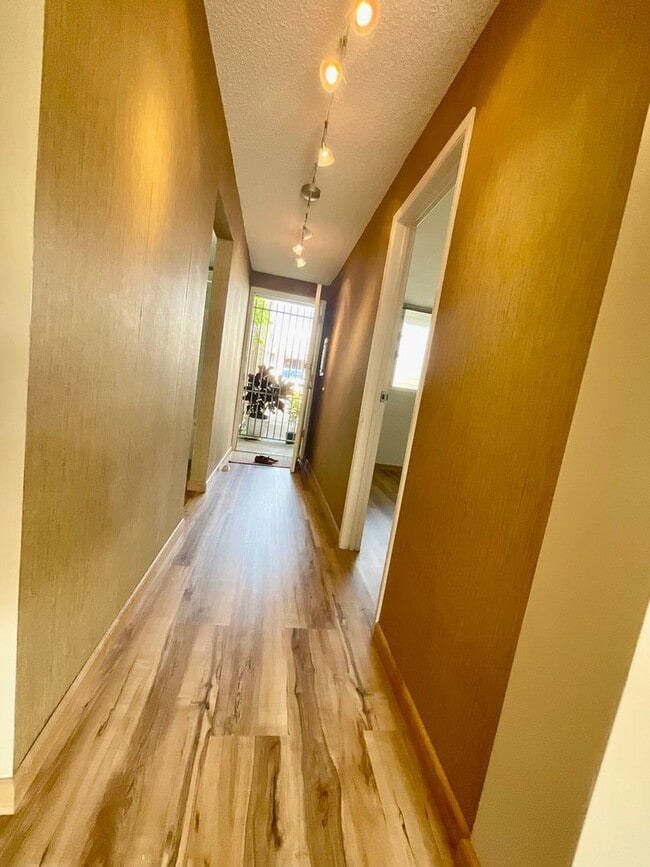 Building Photo - Charming 1/1/1 Ground Floor Unit with Lana...