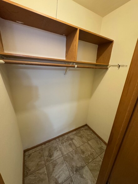 Building Photo - 556 Jenks Ave E