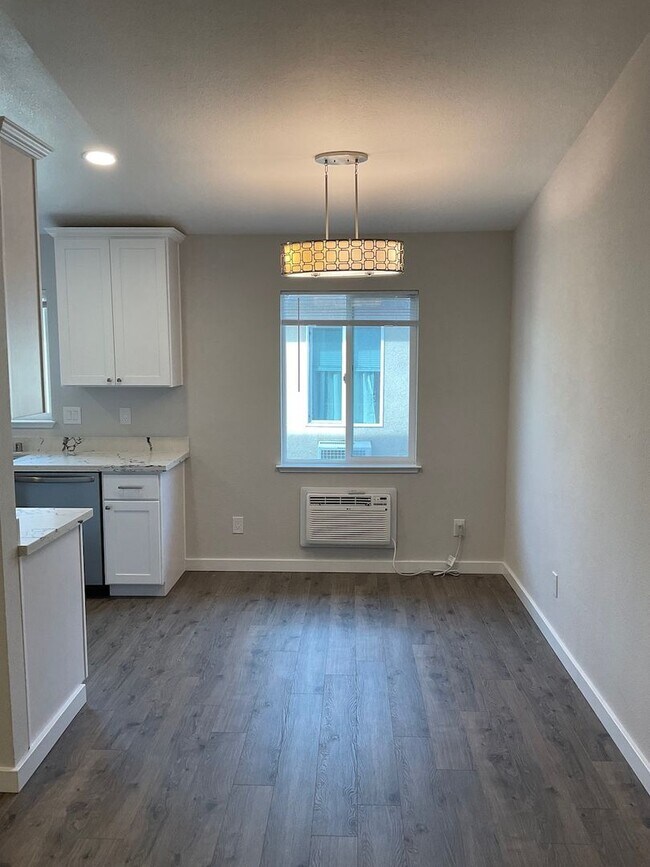 Building Photo - Nicely remodeled 1bd apt close to downtown