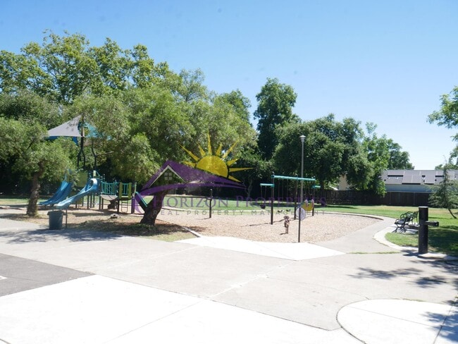 Building Photo - Remodeled 3 Bed 2 Bath 1,050 Sq Ft Oak Park Home